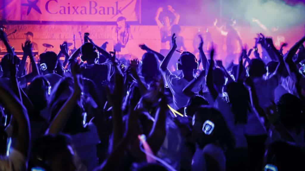 Gäste tanzen mit Silent Disco Kopfhörern