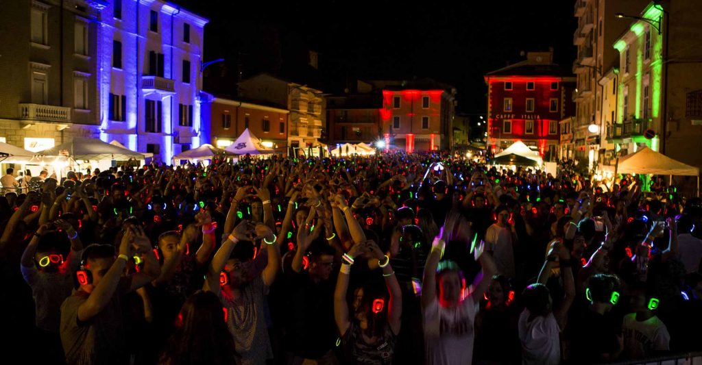 Gäste tanzen mit Silent Disco Kopfhörern