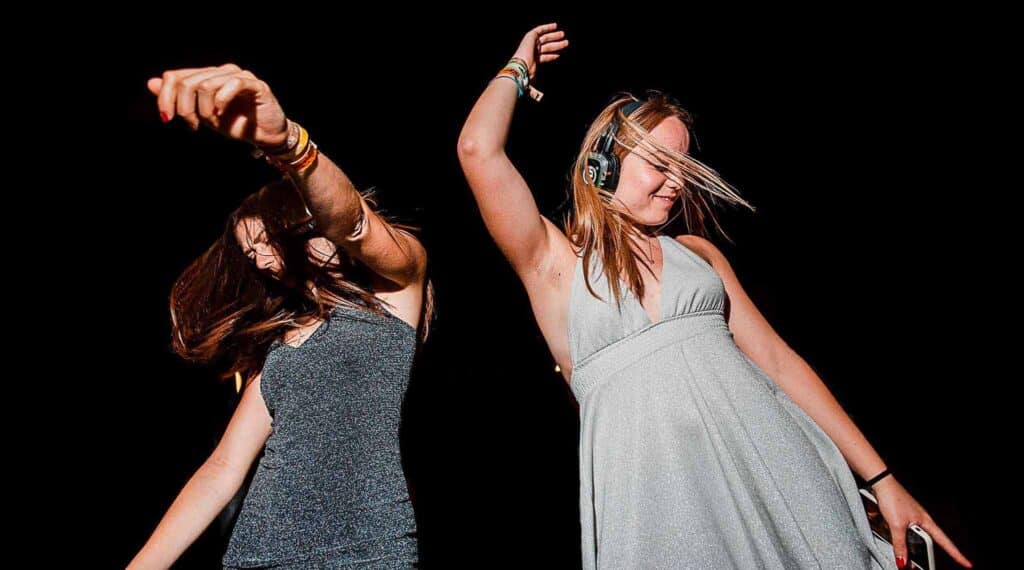 Gäste tanzen mit Silent Disco Kopfhörern